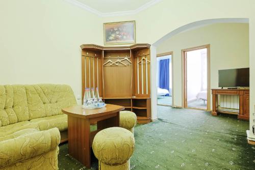 TV a/nebo společenská místnost v ubytování Lalaner Hotel