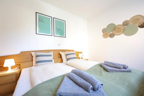 Una cama o camas en una habitación de PEAK AND CHILL - Bergglück am Stilfserjoch