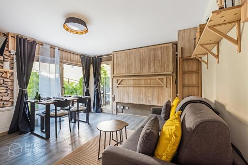 un salon avec un canapé et une table dans l'établissement Cosy studio, idéal détente, rando, VTT et ski, à Combloux