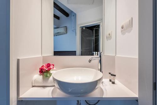 a bathroom with a bowl sink and a mirror at OLD TOWN Portal in Tarragona