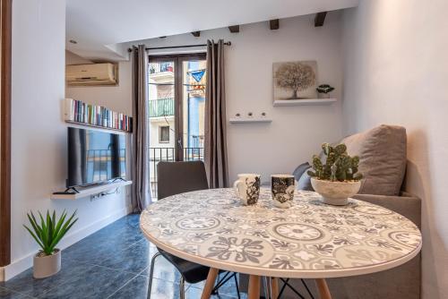a dining room with a table and a couch at OLD TOWN Portal in Tarragona