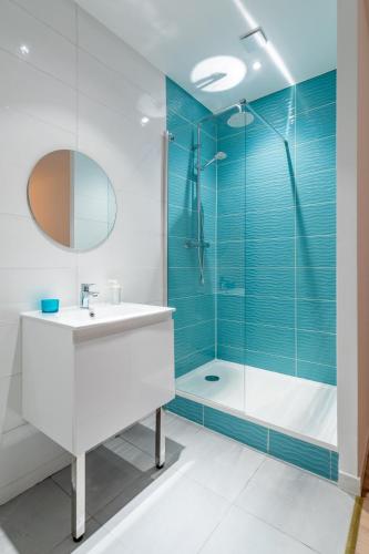 une salle de bain avec un lavabo et une douche dans l'établissement Vieux Port - L'Affréteur, à Marseille