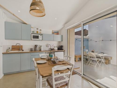 Photo de la galerie de l'établissement 700m plage - Arago - Terrasse - Maison pour 4, à Les Sables-dʼOlonne