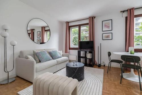 un salon avec un canapé et une table dans l'établissement Spacious Apt 4PAX - Paris Courbevoie, à Courbevoie