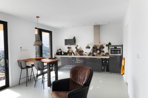 Kuchyň nebo kuchyňský kout v ubytování Meraki Villas