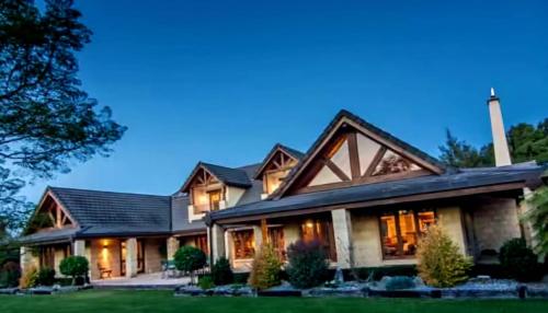 リッチモンドにあるCaptain's garden B'nBの切妻屋根の家の外観