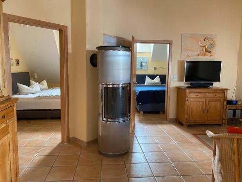 ツィングストにあるWellness-Residenz Wohnung 18のゴミ箱付きの部屋