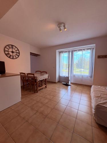 un salon avec une table et un canapé dans l'établissement Studio-Château Castelnaud-Au bord de la rivière, à Castelnaud-la-Chapelle