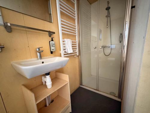 Koupelna v ubytování Duurzame cabin, gelegen in de natuur aan zee
