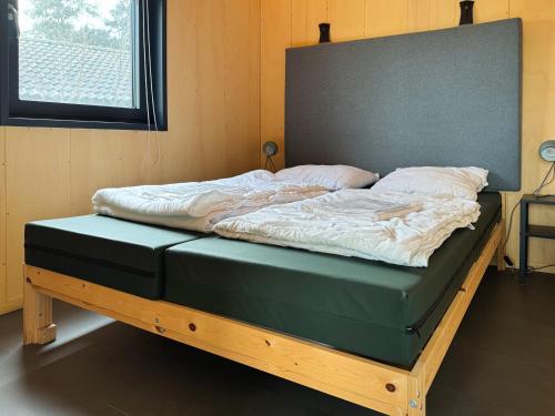 Postel nebo postele na pokoji v ubytování Duurzame cabin, gelegen in de natuur aan zee