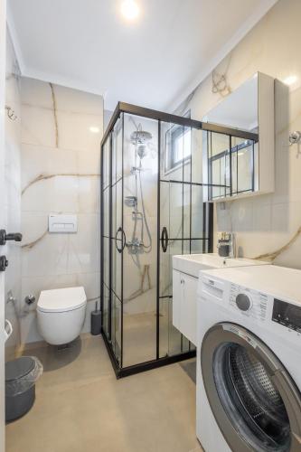 a bathroom with a washing machine and a toilet at Jasmin 8 2+1 NEW! in Alanya