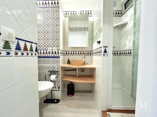 une petite salle de bain avec un lavabo et une douche dans l'établissement Studio avec jardinet dans résidence avec piscine, à Sanary-sur-Mer