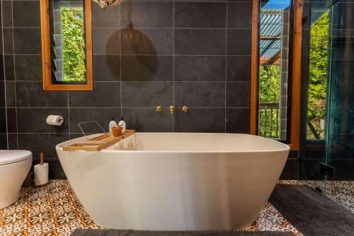 eine weiße Badewanne im Bad in der Unterkunft Stirling Creek Cottage in Stirling