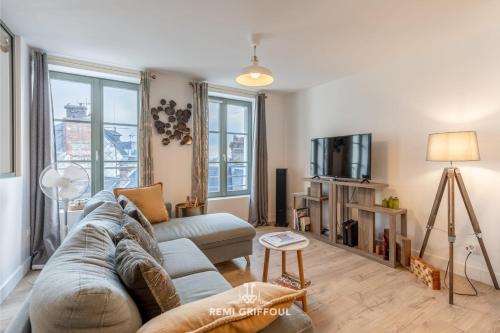 Magical Rooftop Views Historic City Center 2 guests