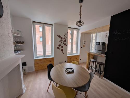 a kitchen and dining room with a table and chairs at Appartement 50m² centre-ville in Dunkerque