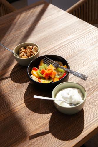 英格兰海滩Roca Verde by Folias Hotels - Playa del Inglés的木桌上放两碗食物