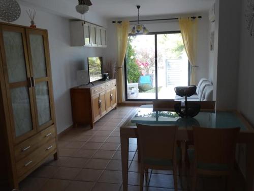 eine Küche mit Tisch und Stühlen und einem großen Fenster in der Unterkunft Peñiscola Bel Appartement de Vacances in Peñíscola