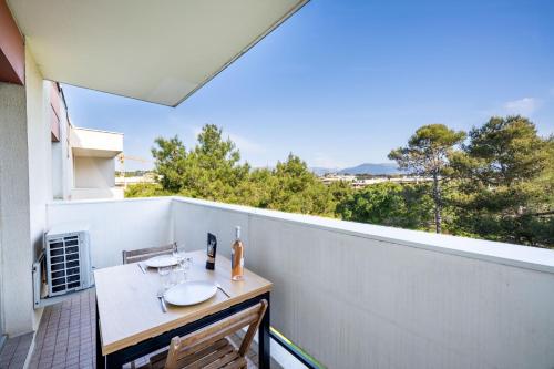 a balcony with a sink on a white wall at Eden Bleu, parking, piscine, tennis et soleil in Antibes