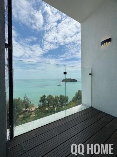 a room with a large window with a view of the ocean at Nice Seaview Water Front Apartment 3R3B 超舒适海景房间-3房3卫 in Port Dickson