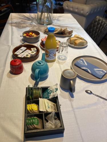 Suite et chambres Villa Rose في مونبلييه: طاولة مع صينية من الطعام وزجاجة من عصير البرتقال