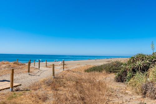 Beachfront Apartment - Pool - 2min to Beach - Free Parking & Fast WiFi