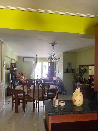 Posezení v ubytování Central location! Spacious 2 bdrm with balcony