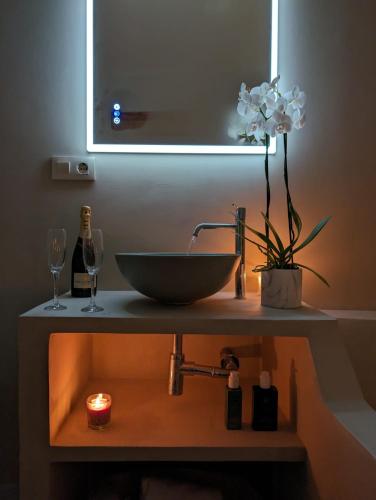 a bathroom counter with a bowl sink and a mirror at Gaiamoment La casa la panadera in Alcalá del Júcar