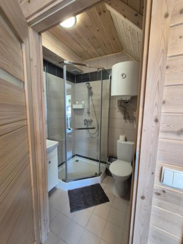 Ένα μπάνιο στο Aqua Domki Całoroczne Pobierowo