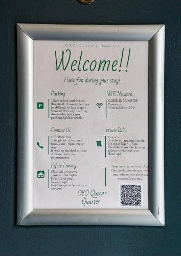 OYO Queens Quarterに飾ってある許可証、賞状、看板またはその他の書類