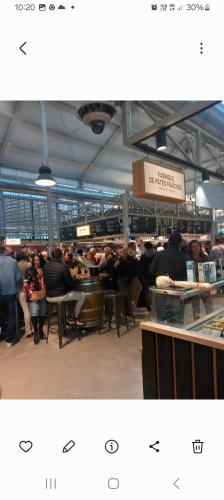 Un groupe de personnes assises à table sur un marché dans l'établissement Le Clos occitan, à Béziers