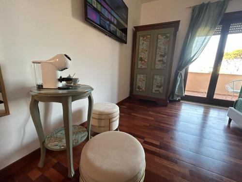 a living room with a table and a stool at Casa Vacanze Mary Jane House in Fiumicino