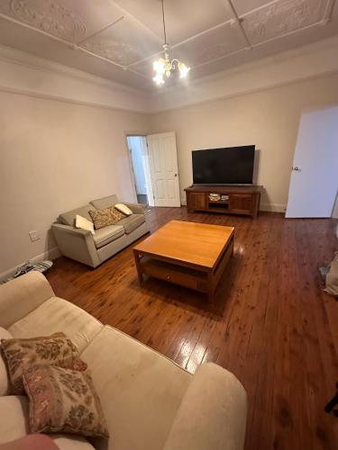 TV a/nebo společenská místnost v ubytování Triple Room in Great Earlwood Location Perfect for Travellers - EW4