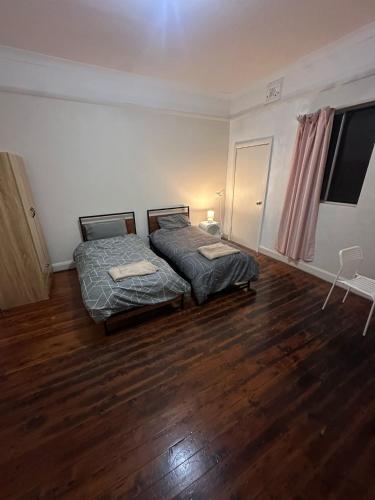 Postel nebo postele na pokoji v ubytování Triple Room in Great Earlwood Location Perfect for Travellers - EW4