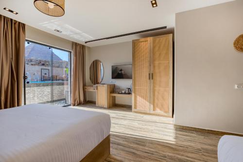una camera da letto con un letto e una grande finestra di Beyond Pyramids View a Il Cairo