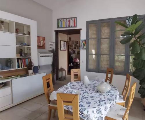 une cuisine et une salle à manger avec une table et des chaises dans l'établissement Coeur des grands crus médoc, à Saint-Estèphe