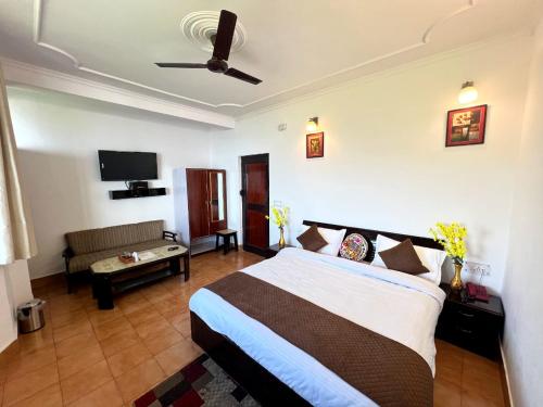 a hotel room with a bed and a couch at Dolia Pahadi Myar Maiti in Rānīkhet