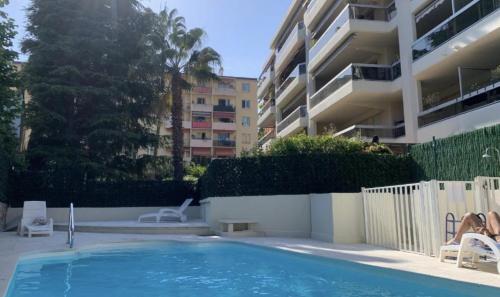 - une piscine en face d'un immeuble dans l'établissement Escapade cosy avec piscine au centre-ville - IDEAL POUR COUPLES ET PROFESSIONNELS, à Cannes