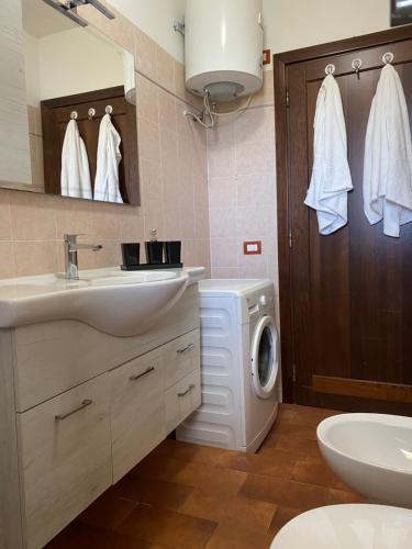 サンタンナ・アッレージにあるSax's houseの洗面台と洗濯機を備えたバスルーム