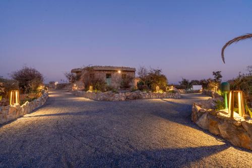 Un jardín fuera de Jawai Palash Resort by Alivaa