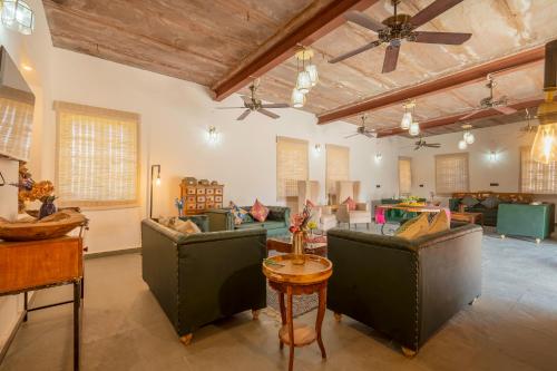 Un lugar para sentarse en Jawai Palash Resort by Alivaa