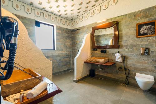 Un baño de Jawai Palash Resort by Alivaa