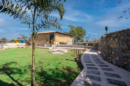 Un jardín fuera de Jawai Palash Resort by Alivaa