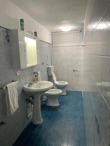 a bathroom with two toilets and a sink at Villa del Monte di Cocco in Massarosa