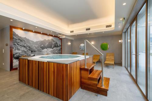 扎科帕内Comfortable Apartments in the Centre of Zakopane with Parking, SPA & Gym by Noclegi Renters的一个带画室的按摩浴缸
