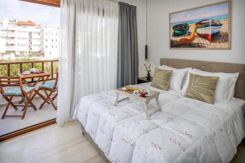 Postel nebo postele na pokoji v ubytování Alpha Seaview Luxury Suite by Estia