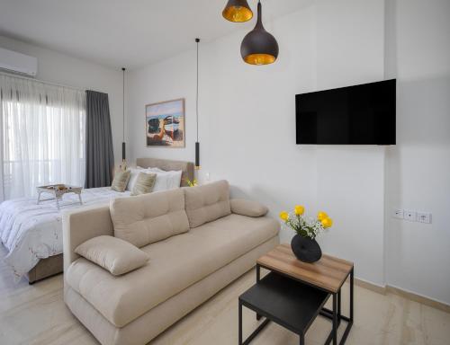 TV a/nebo společenská místnost v ubytování Alpha Seaview Luxury Suite by Estia