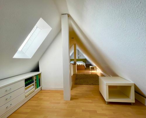 una camera mansardata con lucernario e scala di Apartment über 2 Etagen nahe BVB-Stadion und Westfalenhallen a Dortmund