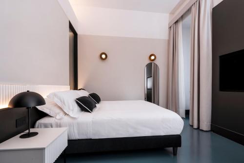 Postel nebo postele na pokoji v ubytování Adaram Suites