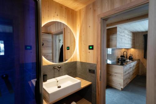 セイサー・アルムにあるSilvesterhütte Chaletの洗面台と鏡のあるバスルーム