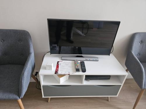 TV a/nebo společenská místnost v ubytování Les Codalices